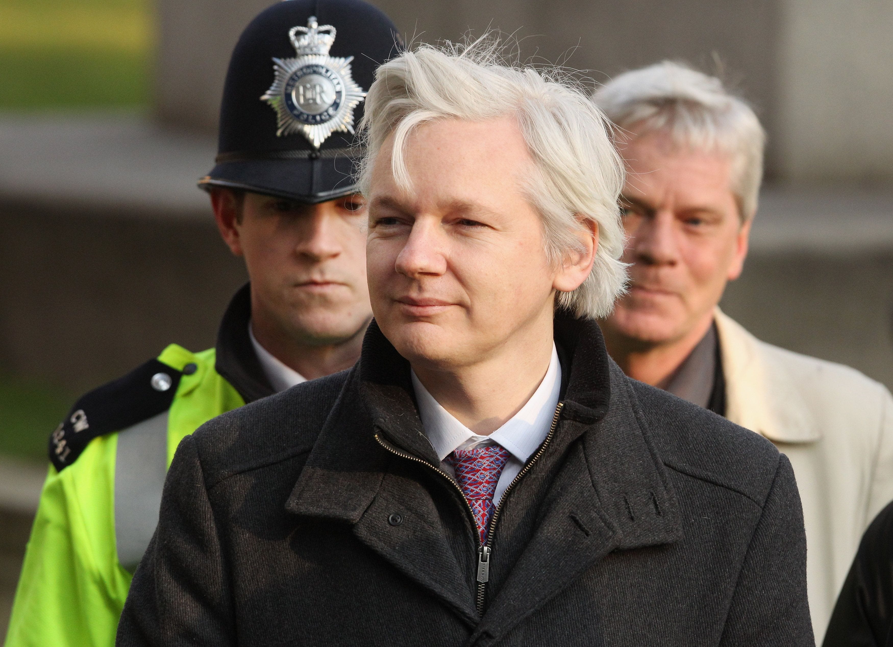 Wikileaks что это. Джулиан Ассанж. Джулиан Ассанж Викиликс. Джулиан Ассанж свободу. Джулиан Ассанж и Даниэль.